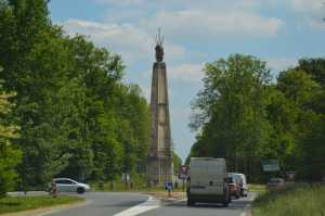 Obélisque de Villeneuve‑le‑Comte(003)